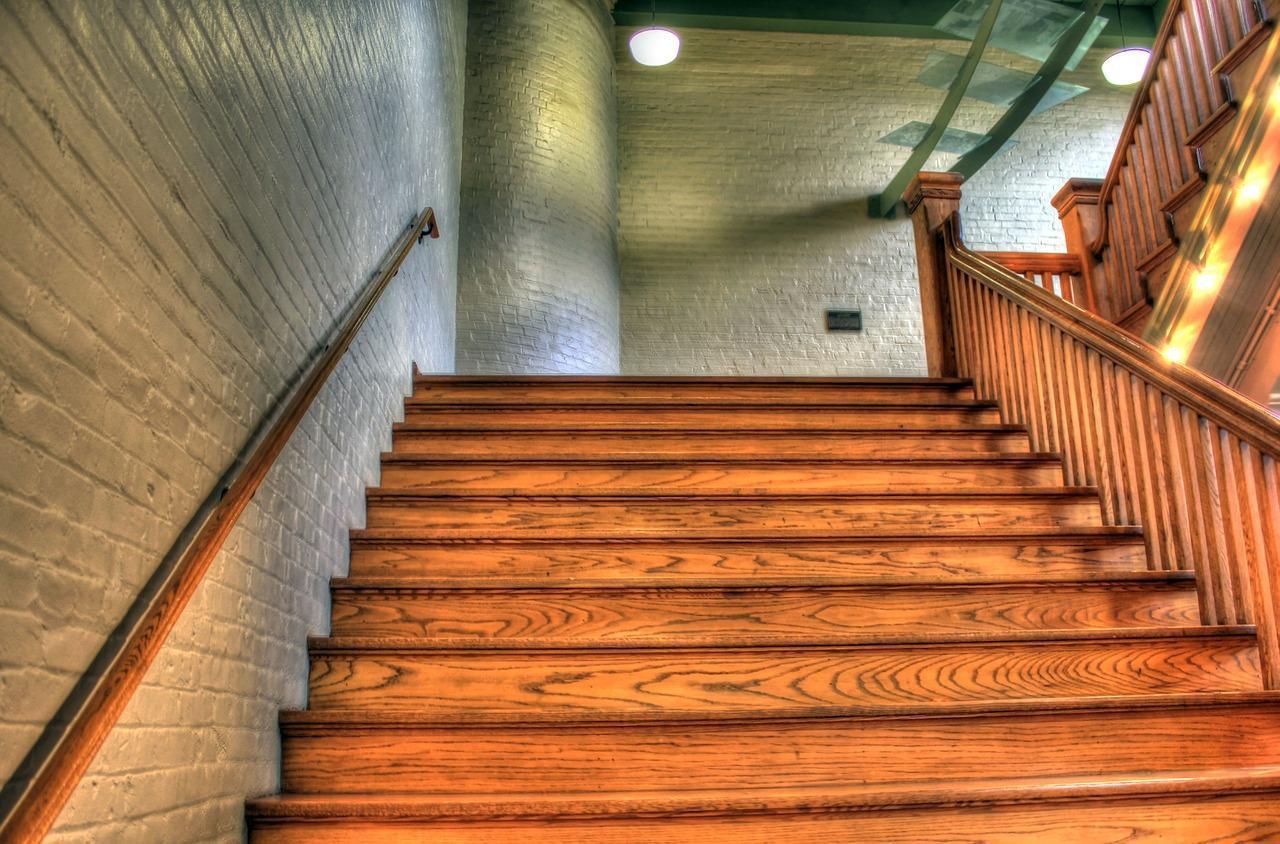 Kiedy warto zdecydować się na schody drewniane?