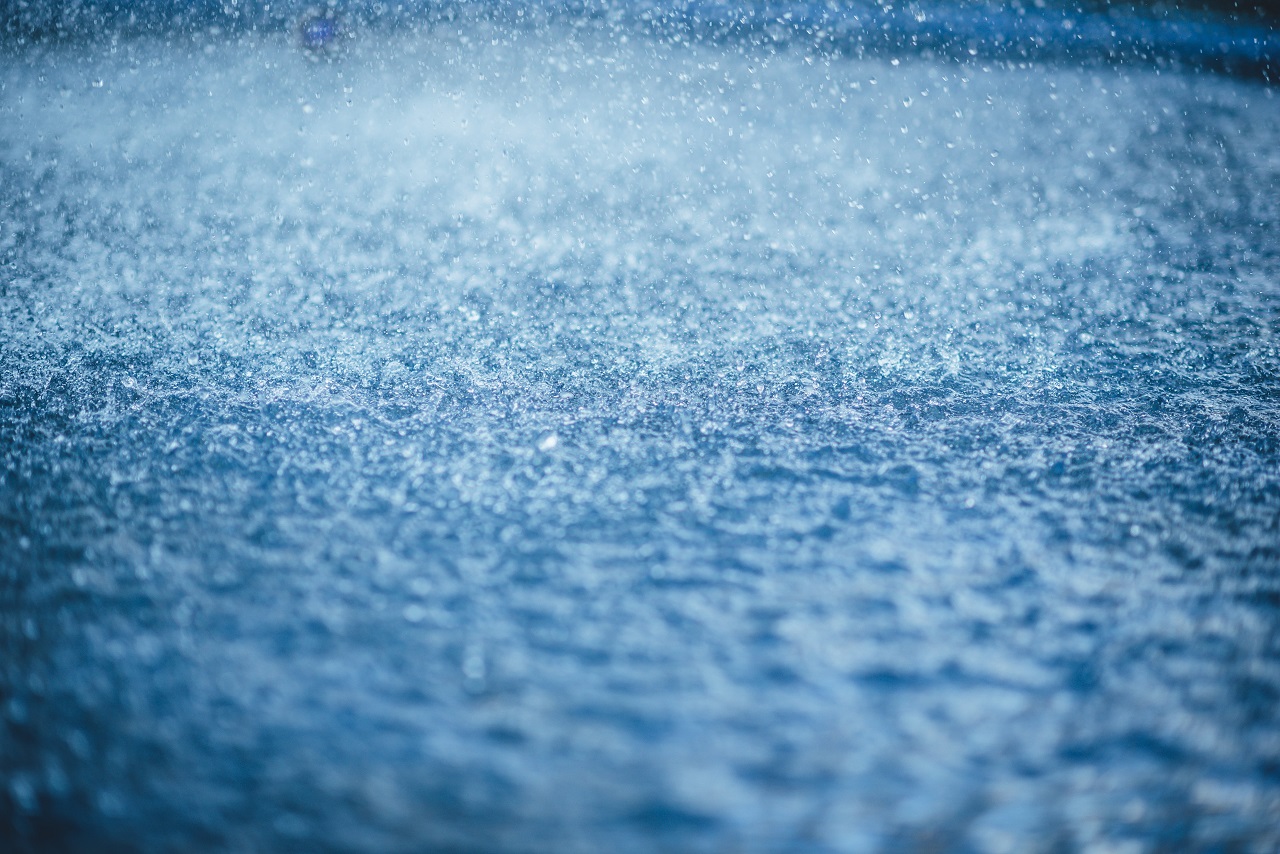 Zbiornik na deszczówkę – czy warto go postawić na swojej działce?