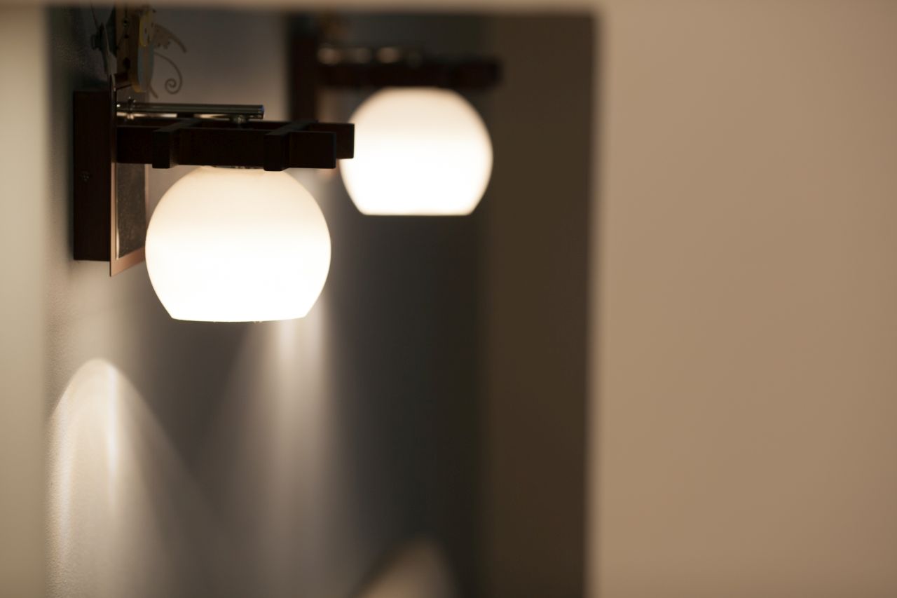 Regulacja natężenia światła w domu – dlaczego warto posiadać taką możliwość?