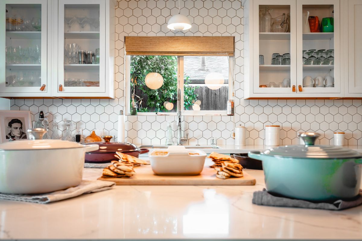 Wykańczanie domu – jak stworzyć wytrzymałą i elegancką kuchnię?