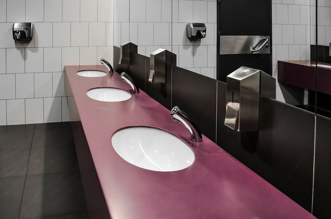 Jakie elementy składają się na wyposażenie łazienek publicznych?