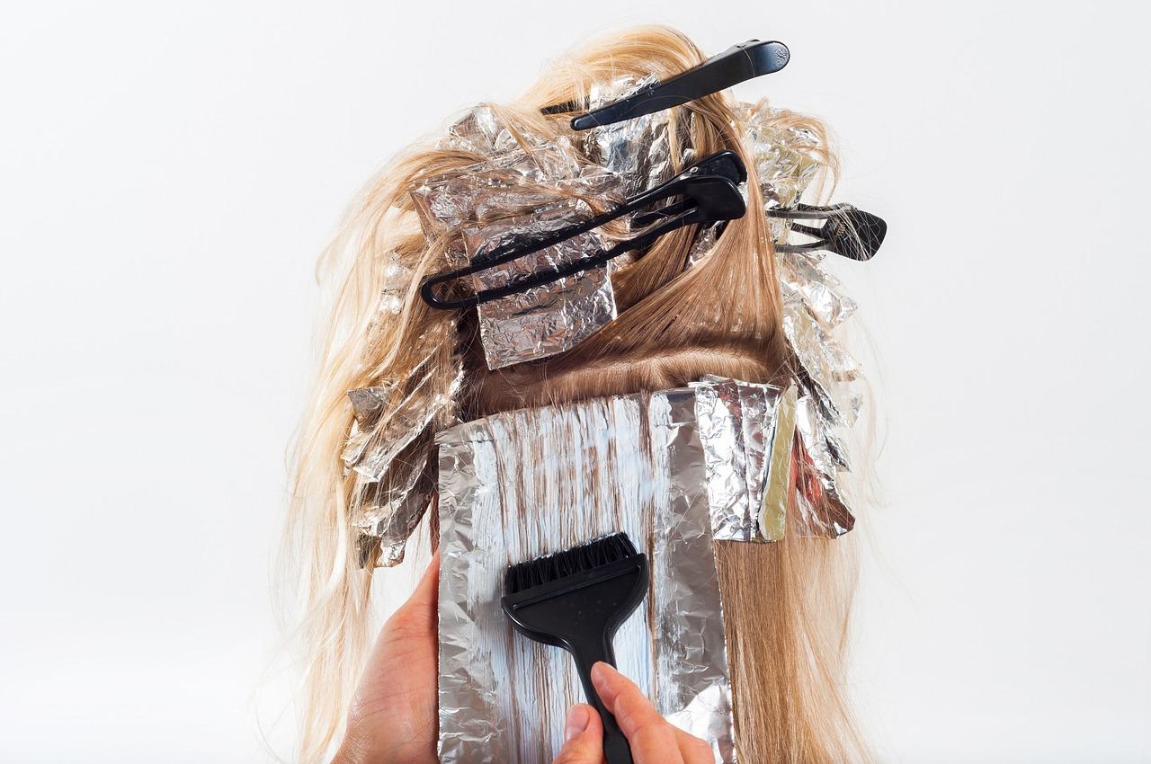 Koloryzacja włosów w domu – czy to bezpieczne?