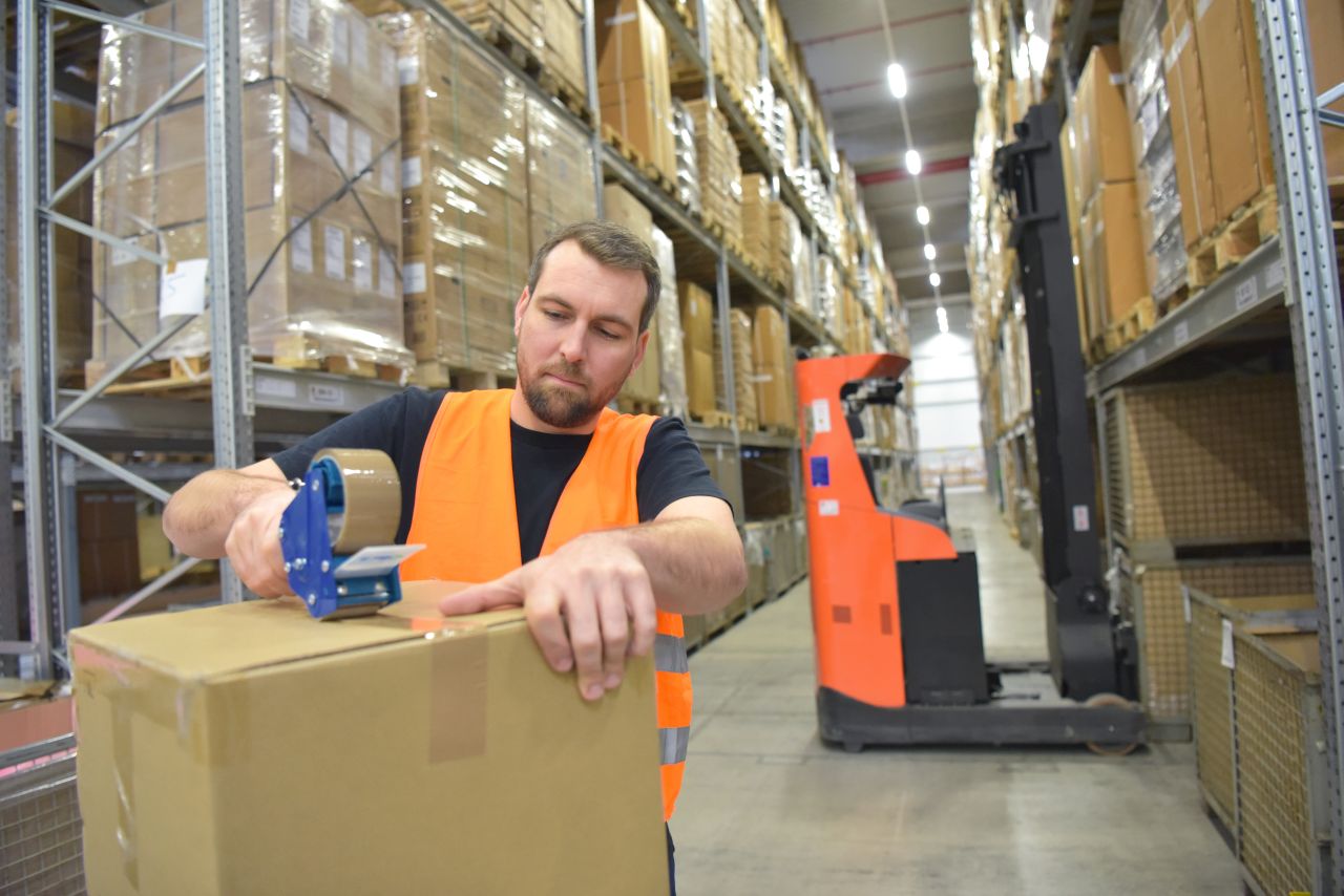 Usługi logistyczne – dlaczego warto zaufać firmie zewnętrznej?