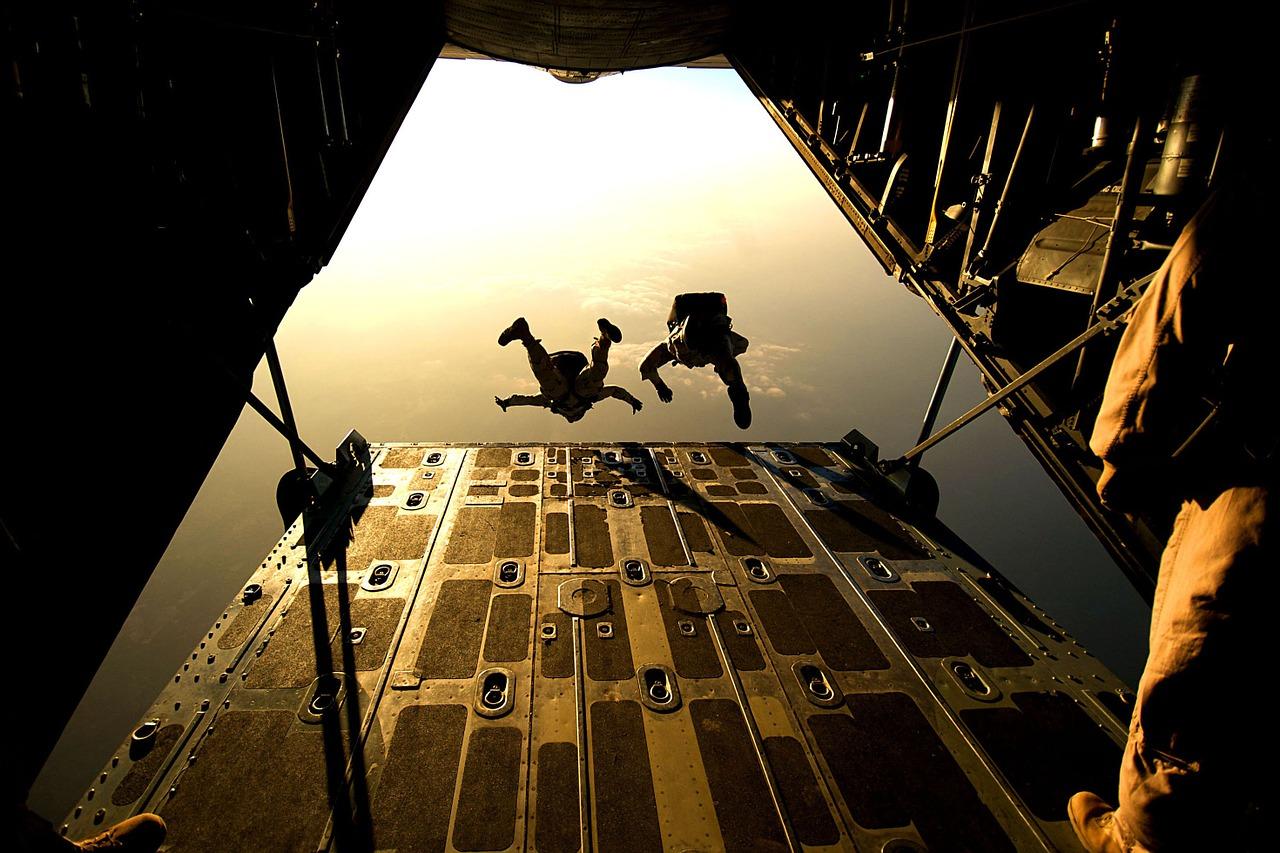 Voucher na skok ze spadochronem – czy to dobry prezent?